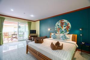 芭东海滩柠檬酒店的一间卧室设有一张蓝色墙壁的大床