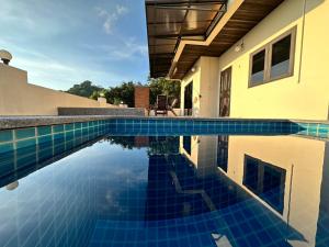 涛岛KohTao Studios Sunset的一座蓝色瓷砖的游泳池