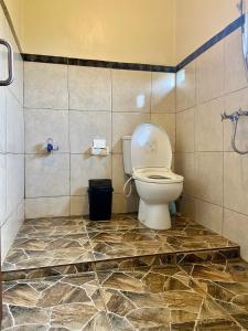 乌布D'JERO HomeStay的瓷砖客房内的卫生间