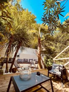 阿卡雄La Cabane du Bois的一个带桌椅和棕榈树的庭院