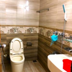 达卡Maya Eco Apartment Service的一间带卫生间和水槽的浴室