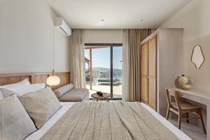 梅加洛克里Ambeli Sunset Villas的一间卧室配有一张床和一张书桌,享有美景