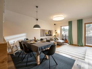 菲伯布伦Ferienwohnung Hammerwirt的客厅配有桌子和沙发