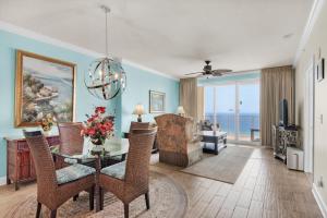 巴拿马城海滩Emerald Isle 1201的客厅设有餐桌,享有海景