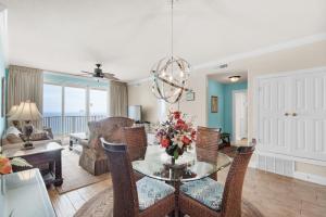 巴拿马城海滩Emerald Isle 1201的客厅配有玻璃桌和椅子