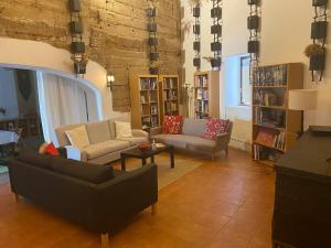 维迪盖拉Casa Pereirinha \ Pateo House的客厅配有两张沙发和一张桌子