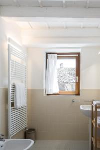 RovagnateCascina Bagaggera的一间带水槽和窗户的浴室