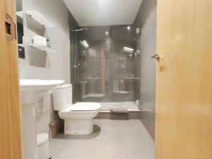 马塔罗Mazi Apartments Nest的带淋浴、卫生间和盥洗盆的浴室