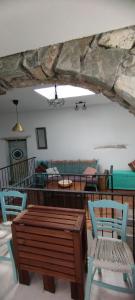 KeramesThe Village House的客厅配有木凳和椅子