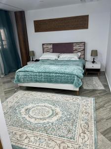 泰塔温Hotel al rayan的一间卧室配有一张大床和地毯。