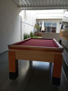 亚美利加纳toledo casa completa的一张位于房间中间的台球桌