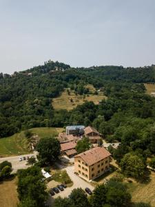 RovagnateCascina Bagaggera的山丘上建筑物的空中景观