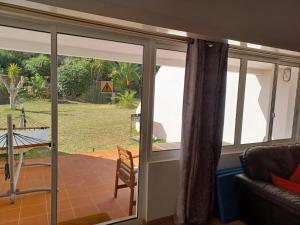 维拉摩拉Mouragolf 3 bedroom townhouse的带滑动玻璃门的客房,享有庭院的景色