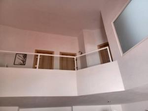 维拉摩拉Mouragolf 3 bedroom townhouse的白色客房,天花板上设有镜子