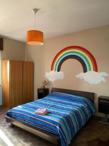 贝加莫VILLA GIOVANNA的卧室的墙上挂有彩虹壁画