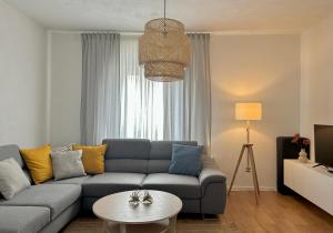 塞尼Holiday Apartments Soparin的客厅配有沙发和桌子