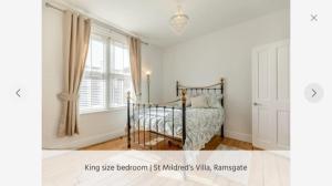 拉姆斯盖特St Mildreds Villa, Ramsgate Royal Harbour, Kent的一间卧室设有一张床和一个窗口