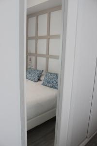 马拉加罗马剧院精品酒店的一间卧室配有一张带蓝色枕头的床。