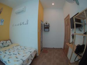头顿HD House Homestay Vũng Tàu的一间卧室设有一张床,楼梯位于卧室内