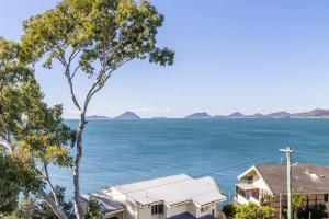 士兵点Tranquil Escape - Koala Hotspot - 2 Bed 2 Bath Apt Spectacular Sea Views的享有海景。