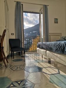 拉维罗La Gemma di Ravello的一间卧室设有一张床和一个美景窗户。