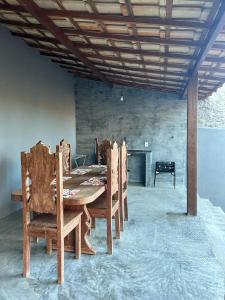 伦索伊斯Casa Funchal Master的一张木桌和椅子