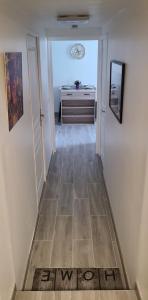 皮耶尔莱Appartement T2 confortable的走廊上设有 ⁇ 柱,设有门和瓷砖地板