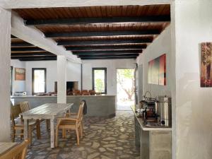 法拉尔雅Kidrak Hotel的厨房以及带桌椅的用餐室。