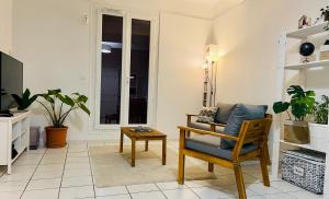 图卢兹Sweet Home - 55m2 appt, garden, swimming pool, parking的客厅配有椅子和桌子