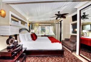 拉古纳海滩Villa Roma at the Retreat in Laguna Beach的主卧室配有床和沙发