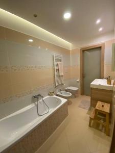 雷卡纳蒂港Appartamento al mare - Porto Recanati的带浴缸、卫生间和盥洗盆的浴室