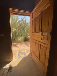 姆哈米德奥伯格拉帕梅拉旅馆的通往享有沙漠景致的客房的开放式门