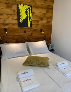波斯托伊纳Spacious apartment in nature with infrared sauna!的一张白色的床,上面有两条毛巾