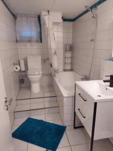 纽伦堡Wohnung im Dreistädteeck的浴室配有卫生间、浴缸和水槽。