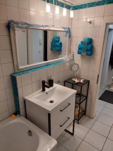 纽伦堡Wohnung im Dreistädteeck的浴室配有盥洗盆、镜子和浴缸