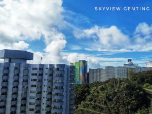 云顶高原5-6 PAX Family Room Skyview Golden Hills, Genting Highlands的城市前方高楼