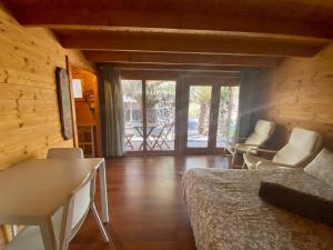 圣巴尔托洛梅CabanaLanz, Cabañas en Lanzarote的小木屋内一间卧室,配有一张床和椅子