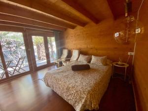 圣巴尔托洛梅CabanaLanz, Cabañas en Lanzarote的木制客房内的一间卧室,配有一张床