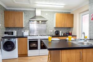 南安普敦Shirley House 4, Guest House, Self Catering, Self Check in with smart locks, use of Fully Equipped Kitchen, close to City Centre, Ideal for Longer Stays, Excellent Transport Links的一间带炉灶和洗碗机的厨房