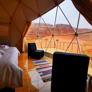 瓦迪拉姆orbit camp 2的一间设有一张床的房间和帐篷内的电视