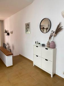 埃斯·梅卡达尔Coves Noves Nice apartment of 75 m2 10 minutes walk from the beach of Arenal d'en Castell的一间设有白色梳妆台和镜子的客房