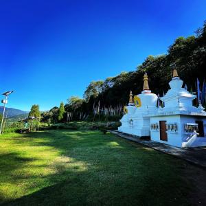 SombāriLali Gurash Homestay - Okhrey的草场上的白色小庙宇
