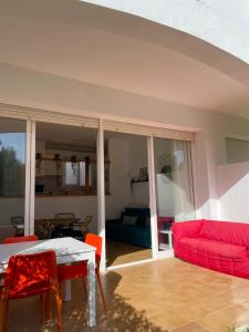 埃斯·梅卡达尔Coves Noves Nice apartment of 75 m2 10 minutes walk from the beach of Arenal d'en Castell的客厅配有红色的沙发和桌子