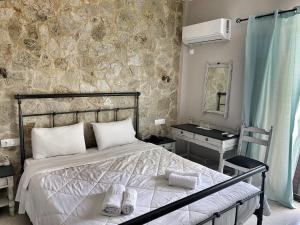 卢特拉艾季普苏卡思奇酒店的一间卧室配有一张床和一张书桌