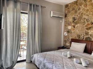 卢特拉艾季普苏卡思奇酒店的一间卧室配有带毛巾的床