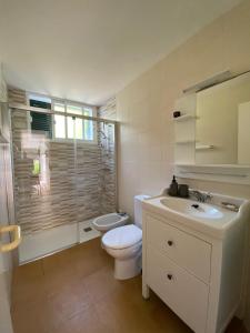 埃斯·梅卡达尔Coves Noves Nice apartment of 75 m2 10 minutes walk from the beach of Arenal d'en Castell的白色的浴室设有卫生间和水槽。
