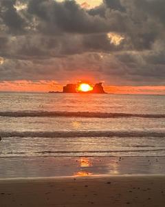 阿亚姆佩ROOM AYAMPE - La Casa de Eros的海滩上的日落和日落