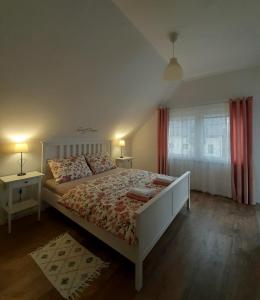 戈斯皮奇Elegant Inn Gospić的一间卧室配有床和红色窗帘的窗户