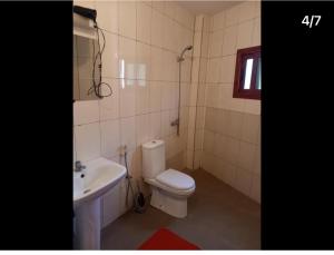 达喀尔Free Studio的一间带卫生间和水槽的浴室
