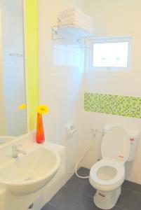 曼谷萨拉达恩假日酒店的浴室配有白色卫生间和盥洗盆。